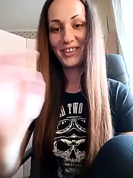 LunaCrystall online show from May 5, 2026, 4:04 pm