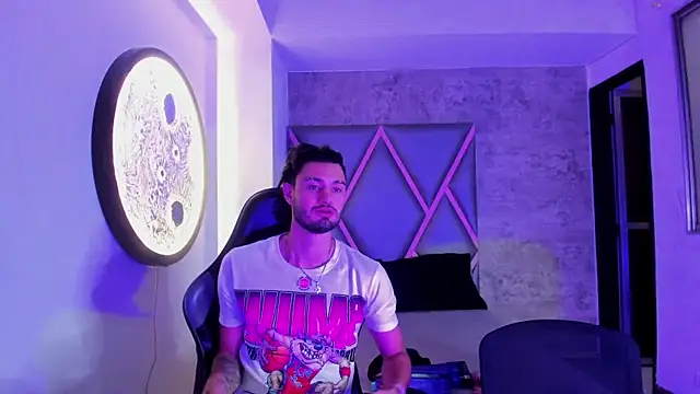 Snapshot of Wolf_Kitty chatting on April 1, 2026, 11:44 am Wolf Kitty online show from April 1, 2026, 11:44 am