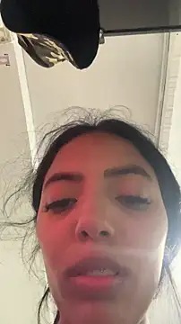 sylphiee  online show from April 6, 2026, 4:08 pm