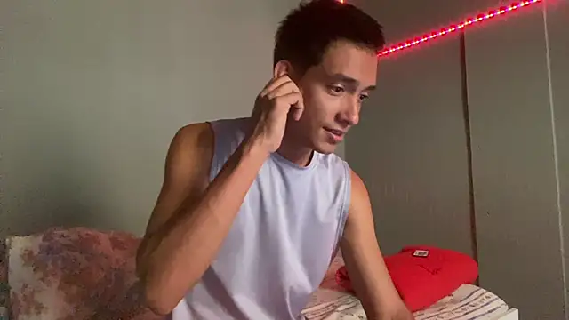 BrownBoyLover01 online show from March 18, 2026, 4:21 pm