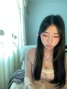yiyibaby2026 online show from April 14, 2026, 3:34 am