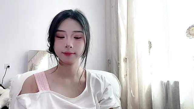 yiyibaby2026 online show from May 7, 2026, 2:39 am