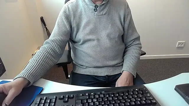 Snapshot of Buggemann chatting on June 10, 2026, 4:12 am Buggemann online show from June 10, 2026, 4:12 am