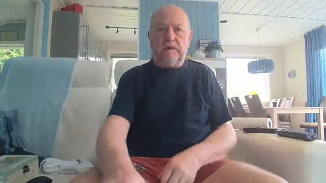 Snapshot of Buggemann chatting on June 12, 2026, 4:06 pm Buggemann online show from June 12, 2026, 4:06 pm