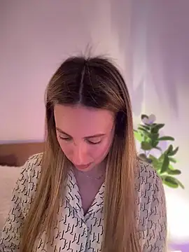 EvaRyen  online show from April 7, 2026, 3:34 pm