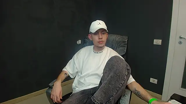 Snapshot of KrewVaughn chatting on March 15, 2026, 7:47 am KrewVaughn online show from March 15, 2026, 7:47 am