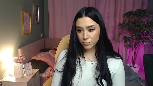 Winonna Ryder online show from March 18, 2026, 7:44 am