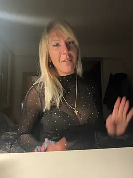 Snapshot of AtomBlondy chatting on March 15, 2026, 9:21 pm AtomBlondy online show from March 15, 2026, 9:21 pm