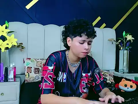 NikiEvanz online show from April 28, 2026, 2:27 am