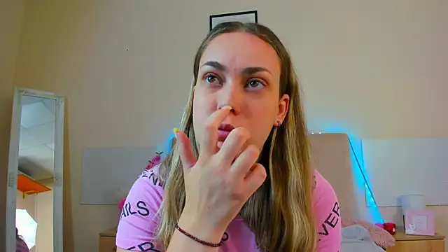 MelanieCuty online show from July 9, 2026, 5:33 am