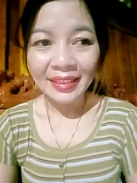 Yiyi102300 online show from April 12, 2026, 11:21 pm