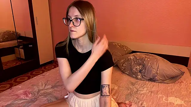 Julia Charm online show from June 21, 2026, 4:09 pm