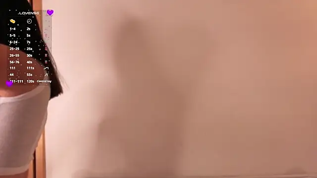 EmmaLopez11 online show from April 24, 2026, 12:18 pm