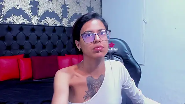 Snapshot of Emily_Lopera chatting on May 1, 2026, 3:16 pm Emily Lopera online show from May 1, 2026, 3:16 pm
