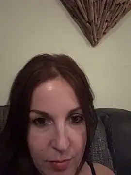 petitehotwife4u online show from April 15, 2026, 8:53 pm