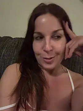 petitehotwife4u online show from April 19, 2026, 8:33 pm