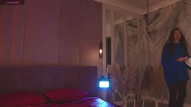 SerenaWest  online show from March 21, 2026, 4:43 pm