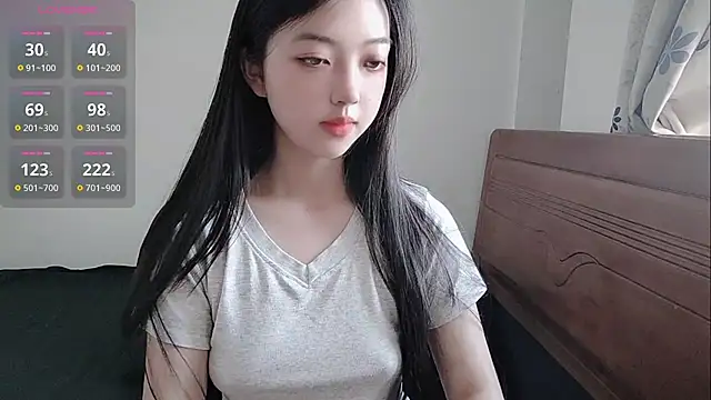 Snapshot of oblakitty_ chatting on May 4, 2026, 12:39 am oblakitty online show from May 4, 2026, 12:39 am