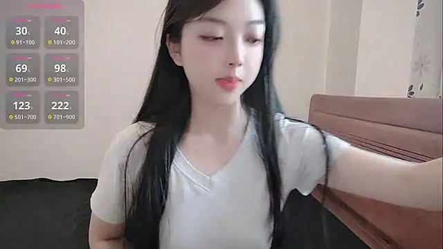 Snapshot of oblakitty_ chatting on May 5, 2026, 12:40 am oblakitty online show from May 5, 2026, 12:40 am