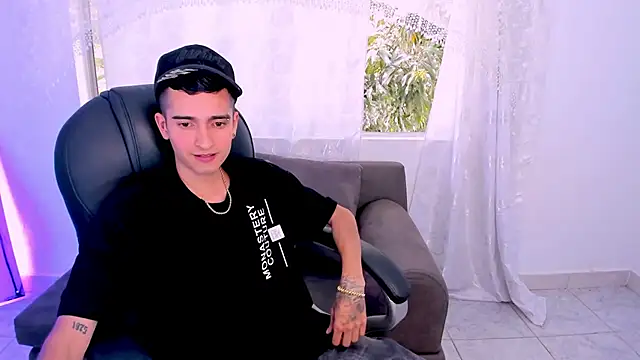 Snapshot of Ethann_Boy chatting on April 3, 2026, 8:29 pm Ethann Boy online show from April 3, 2026, 8:29 pm