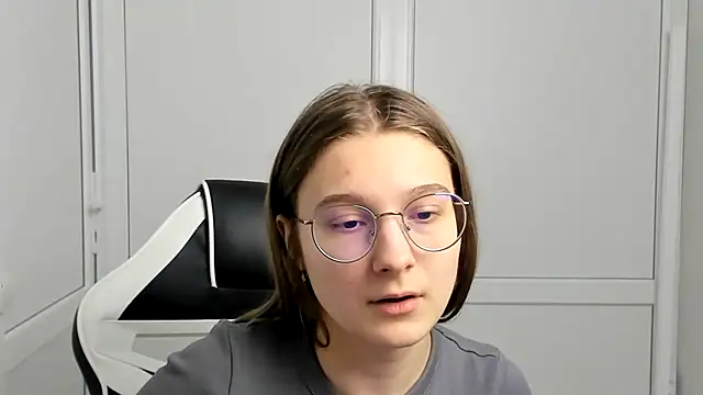 Mia kristal online show from March 22, 2026, 7:56 am