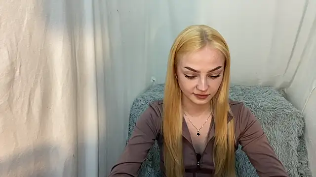 Snapshot of EvaKapnist chatting on April 13, 2026, 8:25 pm EvaKapnist online show from April 13, 2026, 8:25 pm