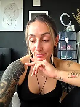 Snapshot of NicoleKaiser chatting on April 2, 2026, 4:04 pm NicoleKaiser online show from April 2, 2026, 4:04 pm