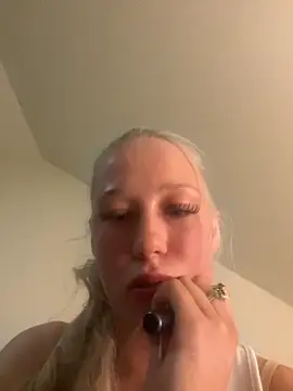 LeniMaria online show from March 18, 2026, 8:23 pm