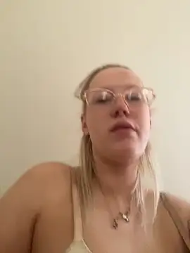 LeniMaria online show from April 21, 2026, 5:17 pm