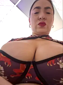 laurabassii online show from April 12, 2026, 11:10 pm