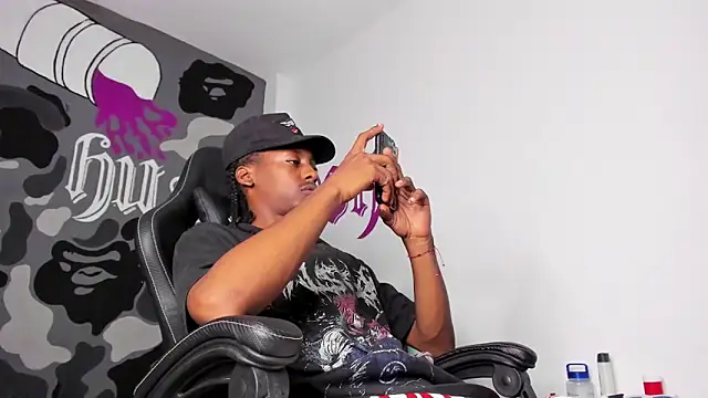 Snapshot of Bryxxxon chatting on April 10, 2026, 10:58 pm Bryxxxon online show from April 10, 2026, 10:58 pm