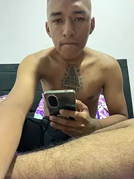 juliancito222 online show from May 3, 2026, 12:49 am