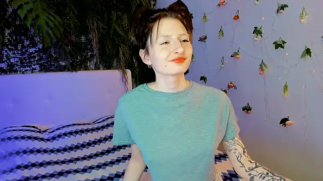 Snapshot of Kira__Cutie chatting on July 2, 2026, 8:37 pm Kira Cutie online show from July 2, 2026, 8:37 pm