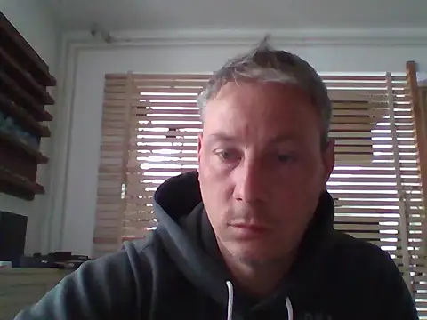 Snapshot of Userandmmm chatting on April 15, 2026, 8:32 am Userandmmm online show from April 15, 2026, 8:32 am