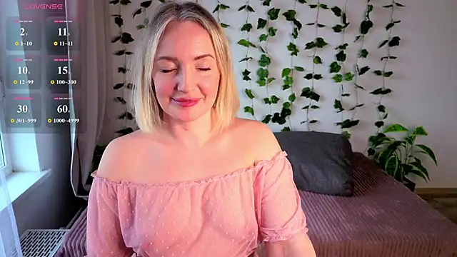 MonikFoxi online show from May 4, 2026, 4:30 am