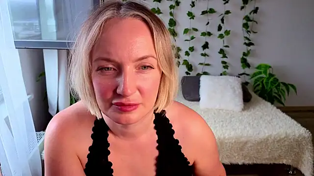 MonikFoxi online show from July 2, 2026, 4:29 am