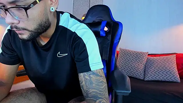 KyleJoss30 online show from May 3, 2026, 9:10 pm