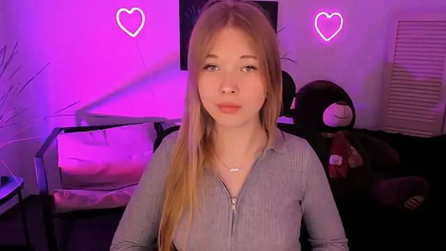 Snapshot of LunasFrost chatting on April 6, 2026, 4:52 pm LunasFrost online show from April 6, 2026, 4:52 pm