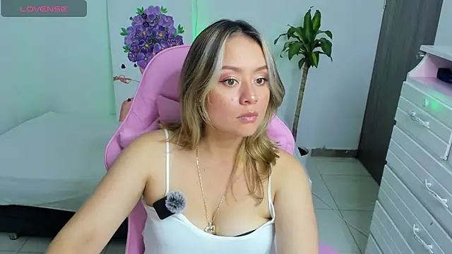 Snapshot of Ari_Angel23 chatting on June 27, 2026, 5:34 am Ari Angel23 online show from June 27, 2026, 5:34 am