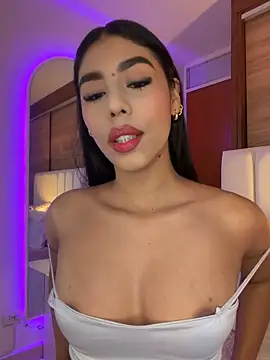 Snapshot of Rossie_Blooms chatting on June 12, 2026, 10:19 pm Rossie Blooms online show from June 12, 2026, 10:19 pm