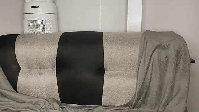 PrettyRed23 online show from April 22, 2026, 5:58 pm