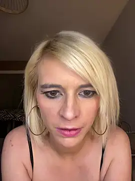 Snapshot of evaluminax chatting on April 6, 2026, 3:37 am evaluminax online show from April 6, 2026, 3:37 am