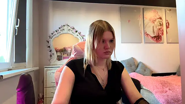 Snapshot of SweettAnny chatting on June 16, 2026, 4:31 pm SweettAnny online show from June 16, 2026, 4:31 pm