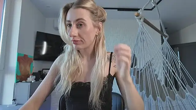 Snapshot of HEY_KITSUNKA chatting on April 4, 2026, 1:30 pm HEY KITSUNKA online show from April 4, 2026, 1:30 pm