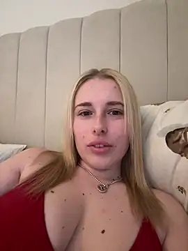 Snapshot of EloiseeUKK chatting on March 23, 2026, 7:23 am EloiseeUKK online show from March 23, 2026, 7:23 am