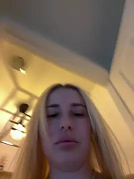 Snapshot of EloiseeUKK chatting on March 24, 2026, 7:24 am EloiseeUKK online show from March 24, 2026, 7:24 am