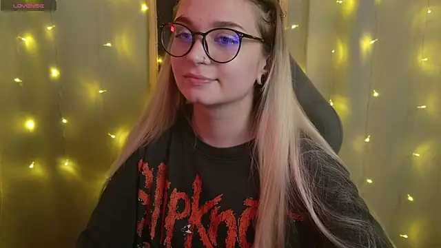 lucysussy online show from July 21, 2026, 8:33 pm