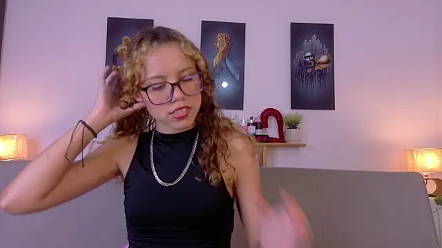 Snapshot of lia_valmont_01 chatting on May 3, 2026, 6:47 pm lia valmont 01 online show from May 3, 2026, 6:47 pm