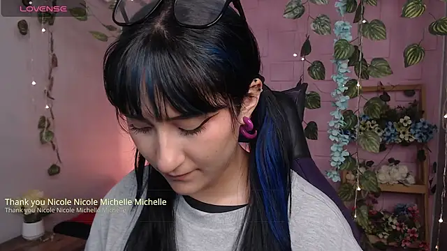 Snapshot of eyes_moonn chatting on April 11, 2026, 3:55 am eyes moonn online show from April 11, 2026, 3:55 am