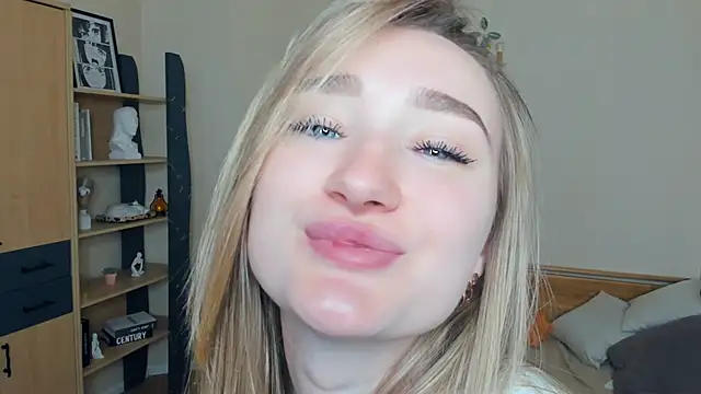 Snapshot of VioletteClaire chatting on May 6, 2026, 7:35 am VioletteClaire online show from May 6, 2026, 7:35 am